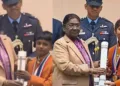 अजय और पूजा को राष्ट्रीय बाल वीर पुरस्कार प्रदान करतीं राष्ट्रपति द्रौपदी मुर्मु