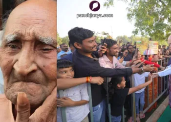 श्री जीवनभाई पटेल (बाएं) और गांधीनगर के सेक्टर-27 में नवनिर्मित बगीचे के लोकार्पण के बाद लोगों से मिलते केन्द्रीय गृह एवं सहकारिता मंत्री अमित शाह (दाएं)।