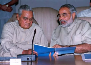 श्री अटल बिहारी वाजपेयी जी के साथ श्री नरेन्द्र मोदी ( फ़ाइल चित्र)