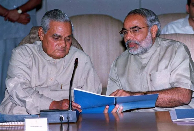 श्री अटल बिहारी वाजपेयी जी के साथ श्री नरेन्द्र मोदी ( फ़ाइल चित्र)