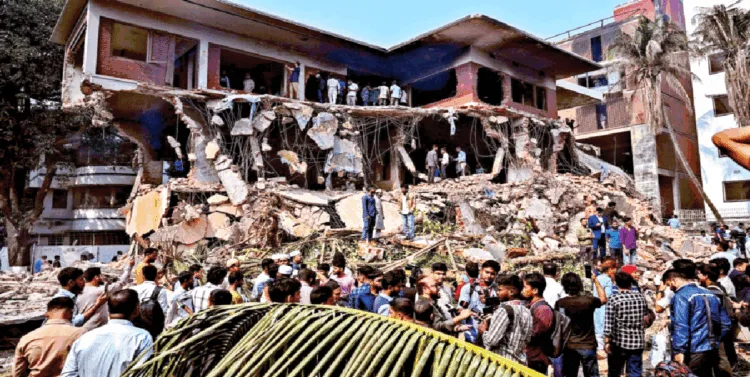 बांग्लादेश में उस्मान हादी की मौत के बाद जिहादियों ने मीडिया संस्थानों (प्रोथोम आलो और द डेली स्टार) में तोड़फोड़ और लूटपाट के बाद आग लगा दी।