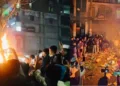 बांग्लादेश में हिंदू युवक दीपू दास की हत्या के बाद शव को पेड़ में टांगकर जला दिया गया। कट्टरपंथी मुस्लिमों के निशाने पर हिंदू और अन्य अल्पसंख्यक समुदाय हैं।