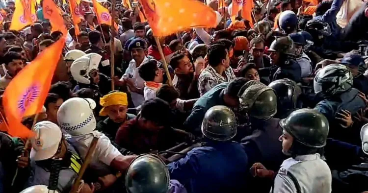 कोलकाता में प्रदर्शन करते हिंदू