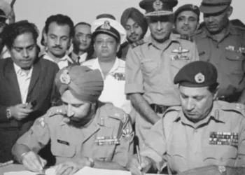 16 दिसंबर 1971 को भारतीय सेना के समक्ष आत्मसमर्पण करते पाकिस्तानी सेना के जनरल