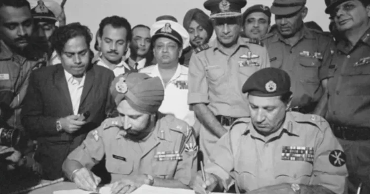 16 दिसंबर 1971 को भारतीय सेना के समक्ष आत्मसमर्पण करते पाकिस्तानी सेना के जनरल