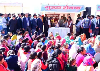 मुख्यमंत्री पुष्कर सिंह धामी ने गांव में लगाया कैंप