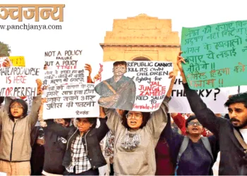 दिल्ली में प्रदूषण विरोधी प्रदर्शन की आड़ में अर्बन नक्सलियों ने मारे गए दुर्दांत नक्सली माड़वी हिडमा के प्रति सहानुभूति दिखाई