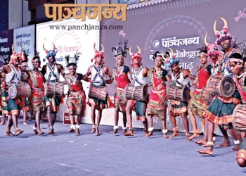 कार्यक्रम में प्रस्तुति देते स्थानीय कलाकार