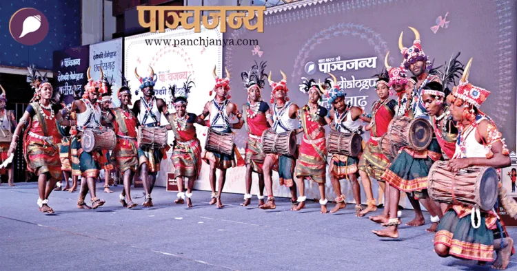 कार्यक्रम में प्रस्तुति देते स्थानीय कलाकार
