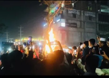उन्मादी भीड़ 'अल्लाहू अकबर' के नारे लगाते हुए दीपू के शव को पेड़ से टांगकर जला रही