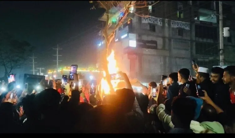 उन्मादी भीड़ 'अल्लाहू अकबर' के नारे लगाते हुए दीपू के शव को पेड़ से टांगकर जला रही