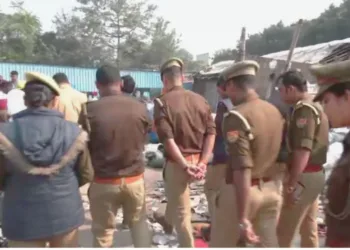 लखनऊ में अवैध झुग्गियों के खिलाफ कार्रवाई