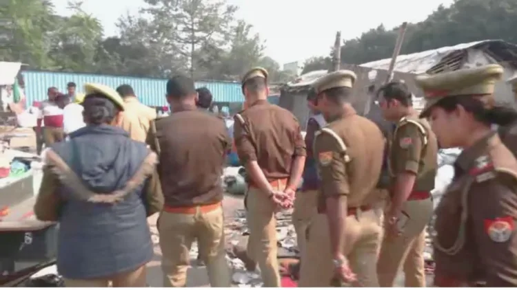 लखनऊ में अवैध झुग्गियों के खिलाफ कार्रवाई