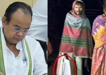 स्वास्थ्य मंत्री डॉ. इरफान अंसारी के साथ दाईं ओर डिम्बा चितोम्बा अपने बच्चे के शव को थैले में लिए हुए।