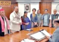 लोकसभा अध्यक्ष ओम बिरला को महाभियोग का प्रस्ताव साैंपते हुए विपक्षी नेता