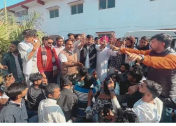 सीहोर में बच्चों को आधा नंगा घुमाने पर भारी हंगामा हुआ