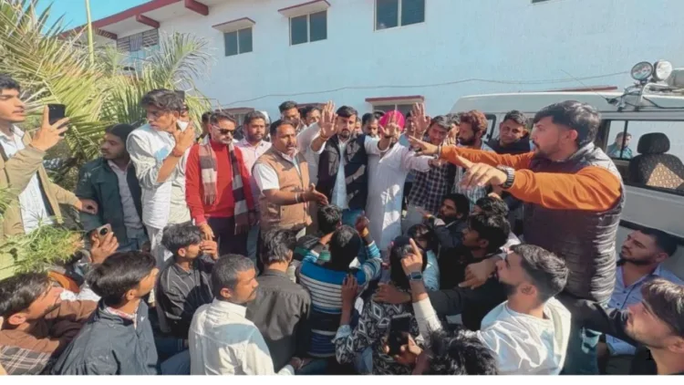सीहोर में बच्चों को आधा नंगा घुमाने पर भारी हंगामा हुआ