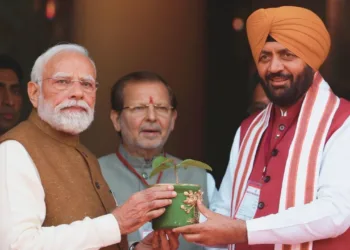 हरियाणा के मुख्यमंत्री नायब सिंह सैनी द्वारा प्रधानमंत्री नरेन्द्र मोदी को भेंट किया पवित्र वटवृक्ष का पौधा