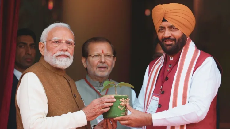 हरियाणा के मुख्यमंत्री नायब सिंह सैनी द्वारा प्रधानमंत्री नरेन्द्र मोदी को भेंट किया पवित्र वटवृक्ष का पौधा