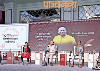 राजीव रंजन  (मघ्य में) मुख्यधारा में लाैटे पूर्व माओवादियों (बाएं से)  प्रदीप कुंजाम, संगीता और नक्सल पीड़ितों (दाएं) गाैतमराम  विश्वकर्मा एवं राधा सलाम से बातचीत करते हुए