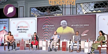 राजीव रंजन  (मघ्य में) मुख्यधारा में लाैटे पूर्व माओवादियों (बाएं से)  प्रदीप कुंजाम, संगीता और नक्सल पीड़ितों (दाएं) गाैतमराम  विश्वकर्मा एवं राधा सलाम से बातचीत करते हुए