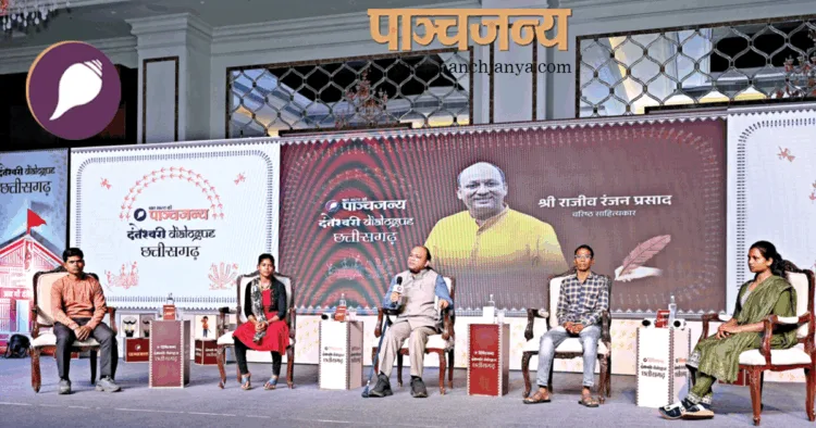 राजीव रंजन  (मघ्य में) मुख्यधारा में लाैटे पूर्व माओवादियों (बाएं से)  प्रदीप कुंजाम, संगीता और नक्सल पीड़ितों (दाएं) गाैतमराम  विश्वकर्मा एवं राधा सलाम से बातचीत करते हुए