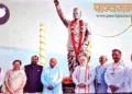 वीर सावरकर की प्रतिमा का लोकार्पण करने के बाद श्री मोहनराव भागवत और श्री अमित शाह, साथ में अन्य कार्यकर्ता