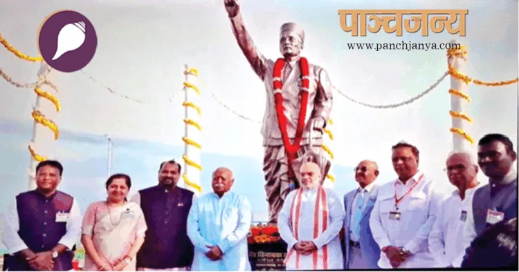 वीर सावरकर की प्रतिमा का लोकार्पण करने के बाद श्री मोहनराव भागवत और श्री अमित शाह, साथ में अन्य कार्यकर्ता