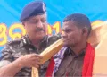मालकानगिरि में पुलिस महानिदेशक के समक्ष आत्मसमर्पण करते माओवादी कैडर।