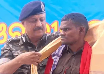 मालकानगिरि में पुलिस महानिदेशक के समक्ष आत्मसमर्पण करते माओवादी कैडर।