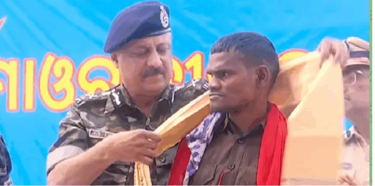 मालकानगिरि में पुलिस महानिदेशक के समक्ष आत्मसमर्पण करते माओवादी कैडर।