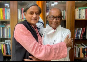 Shashi Tharoor Supports Digvijay Singh