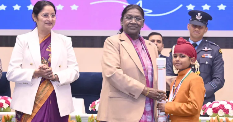 वर्ष 2025 में श्रवण को राष्ट्रीय बाल वीर पुरस्कार प्रदान करतीं राष्ट्रपति द्रौपदी मुर्मु (फाइल फोटो)