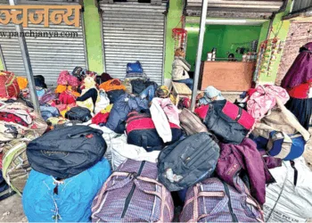 सीमा के निकट घुसपैठियों के बोरिया-बिस्तरों का ढेर