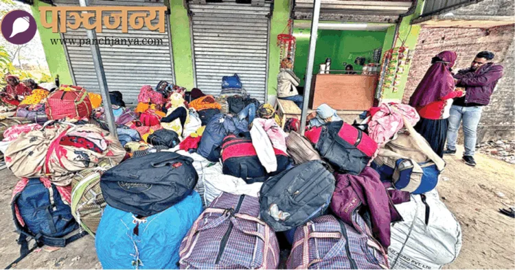 सीमा के निकट घुसपैठियों के बोरिया-बिस्तरों का ढेर