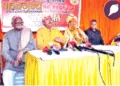 पत्रकार सम्मेलन में बैठक की जानकारी देते श्री आलोक कुमार और अन्य अधिकारी
