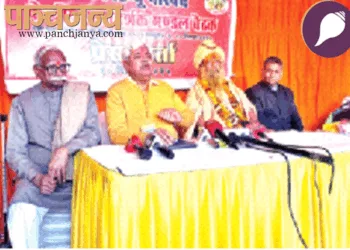 पत्रकार सम्मेलन में बैठक की जानकारी देते श्री आलोक कुमार और अन्य अधिकारी