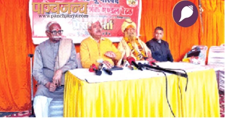 पत्रकार सम्मेलन में बैठक की जानकारी देते श्री आलोक कुमार और अन्य अधिकारी