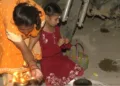 दीप जलाते हिंदू