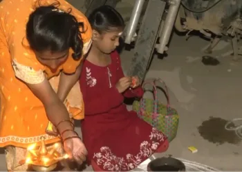 दीप जलाते हिंदू