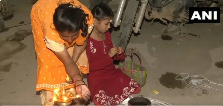 दीप जलाते हिंदू