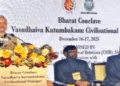 सेमिनार को संबोधित करते श्री सुनील अंबेकर मंच पर है (बाएं से) प्रो. मजहर आसिफ और प्रो. सचिन चतुर्वेदी