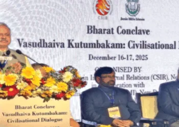 सेमिनार को संबोधित करते श्री सुनील अंबेकर मंच पर है (बाएं से) प्रो. मजहर आसिफ और प्रो. सचिन चतुर्वेदी