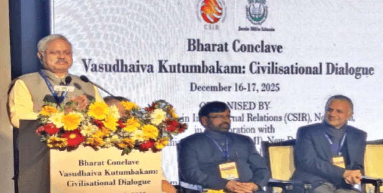 सेमिनार को संबोधित करते श्री सुनील अंबेकर मंच पर है (बाएं से) प्रो. मजहर आसिफ और प्रो. सचिन चतुर्वेदी