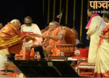जगद्गुरु शंकराचार्य स्वामी विजयेंद्र सरस्वती जी से आशीर्वाद प्राप्त करते श्री मोहनराव भागवत