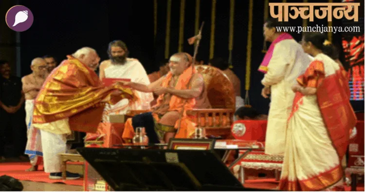 जगद्गुरु शंकराचार्य स्वामी विजयेंद्र सरस्वती जी से आशीर्वाद प्राप्त करते श्री मोहनराव भागवत