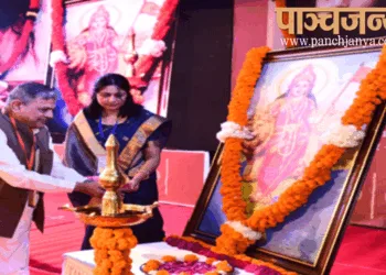 दीप प्रज्ज्वलित कर गोष्ठी का उद्घाटन करते श्री दत्तात्रेय होसबाले