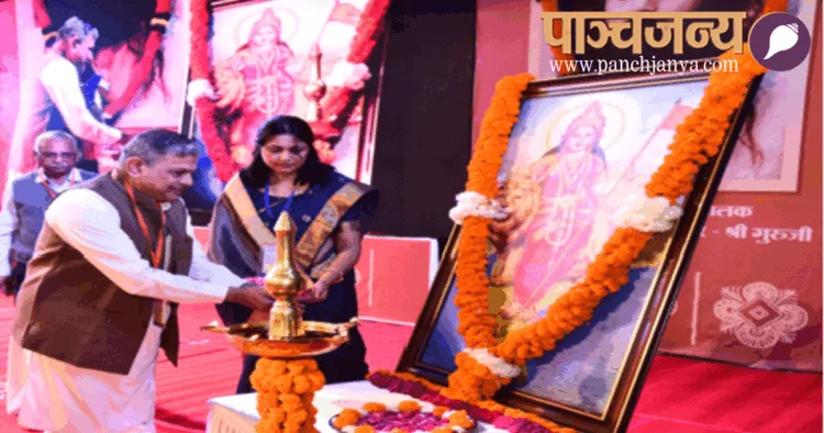 दीप प्रज्ज्वलित कर गोष्ठी का उद्घाटन करते श्री दत्तात्रेय होसबाले