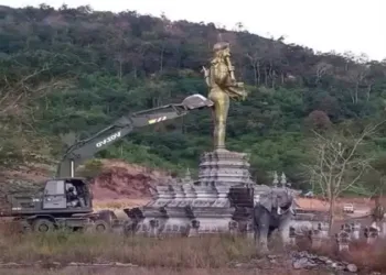 भगवान विष्णु की नौ मीटर ऊंची मूर्ति को थाई सेना के कार्मिकों द्वारा गत 22 दिसम्बर को बुलडोजर से गिराया गया
