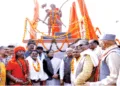 अनावरण के बाद भगवान बिरसा मुंडा की प्रतिमा के साथ अतिथि और आम जन